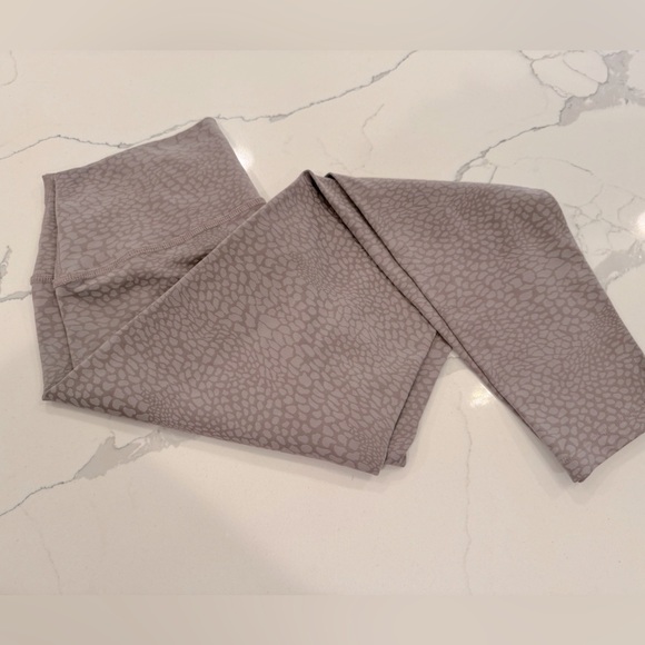 Beyond Yoga Soft Cocoa Animal Print Leggings size Medium - Picture 2 of 8